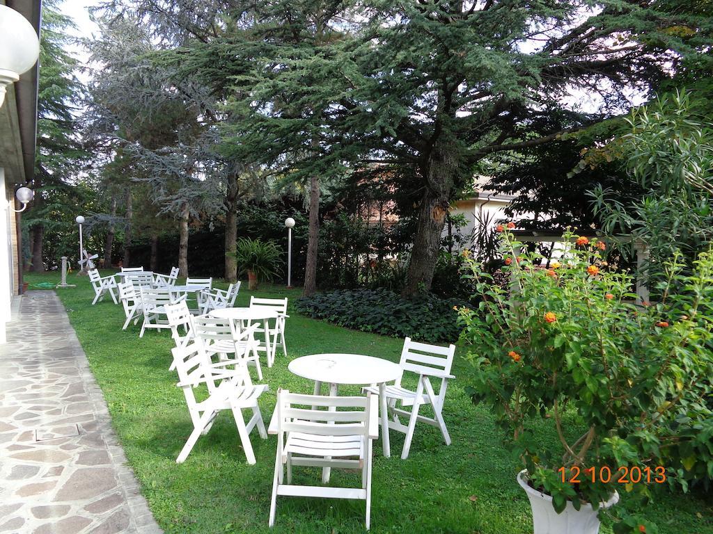 Park Hotel Кастел Сан Пиетро Терме Екстериор снимка